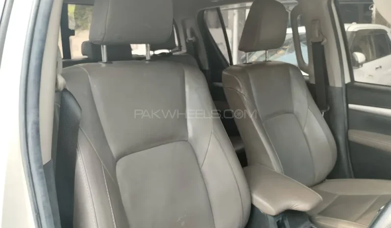
								Toyota Hilux Revo V Automatic 2.8 2019 full									