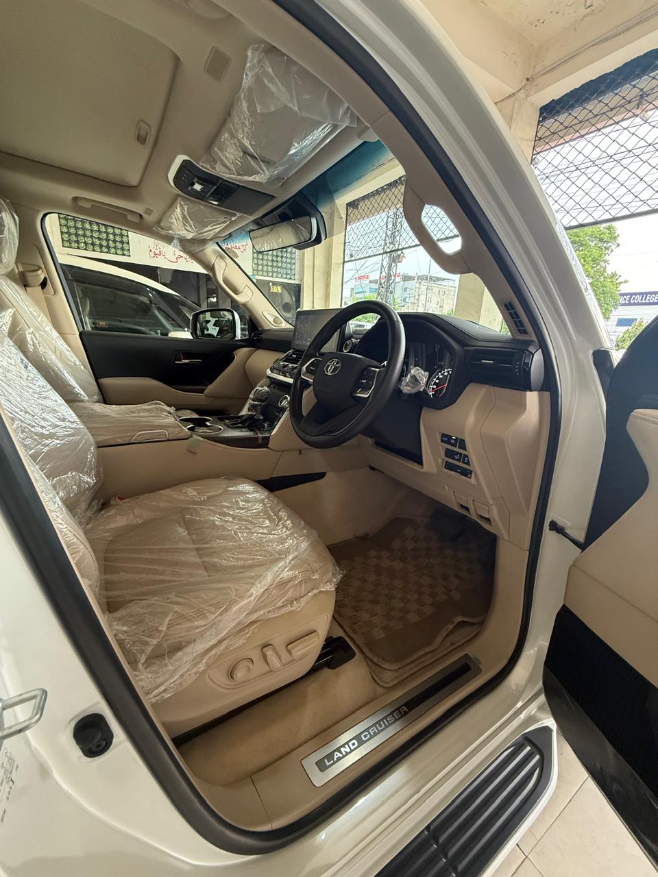 
								Toyota Land Cruiser LC300 (2023) full									